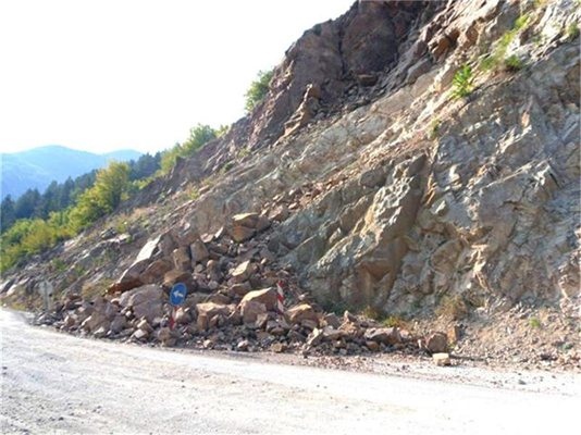 Свлачища блокираха няколко пътища в страната в четвъртък стана ясно