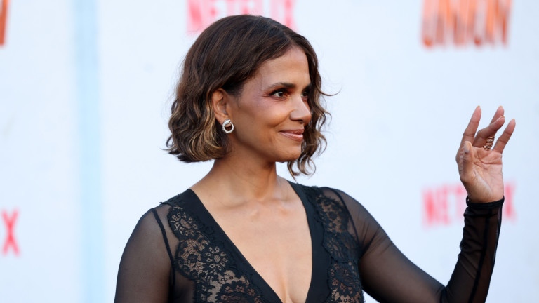 Хали Бери призна че още не е приела предложението за