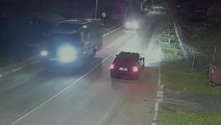 Кадри показват операцията по преместването на кемпера от върха до