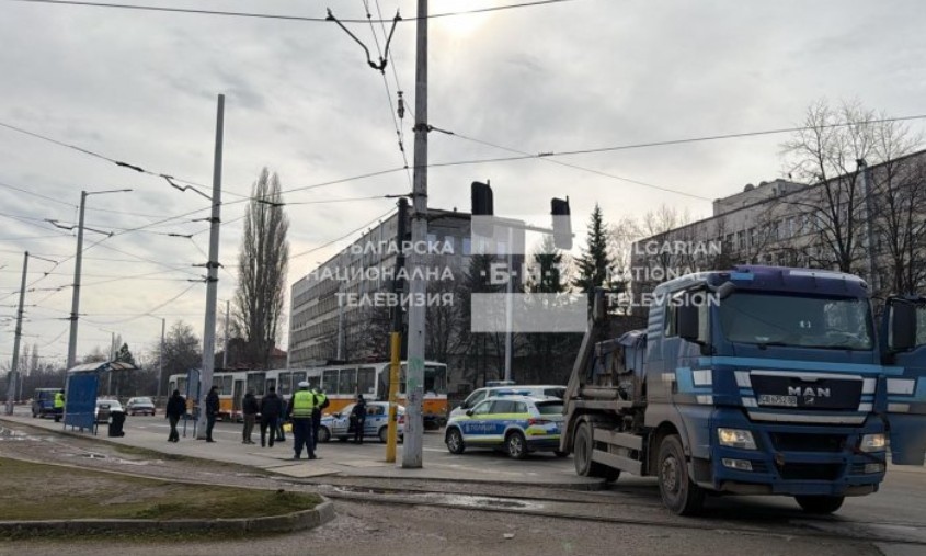Тежкотоварен автомобил прегази пешеходец на бул Шипченски проход и ул