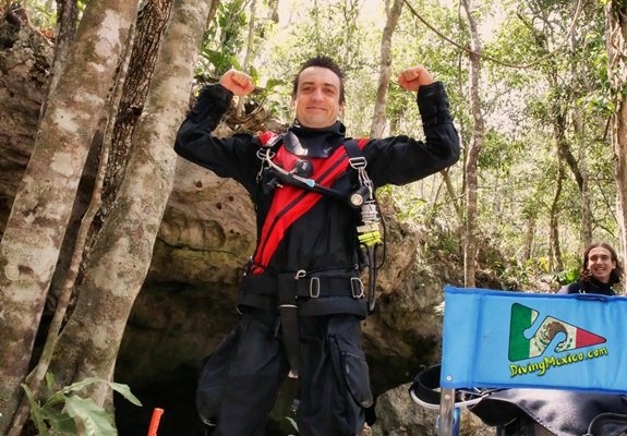 През 2021 година са получили разрешителните си за оръжие Ивайло