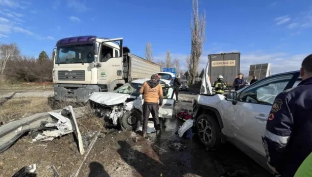 Tир и няколко коли са се блъснали в София съобщиха