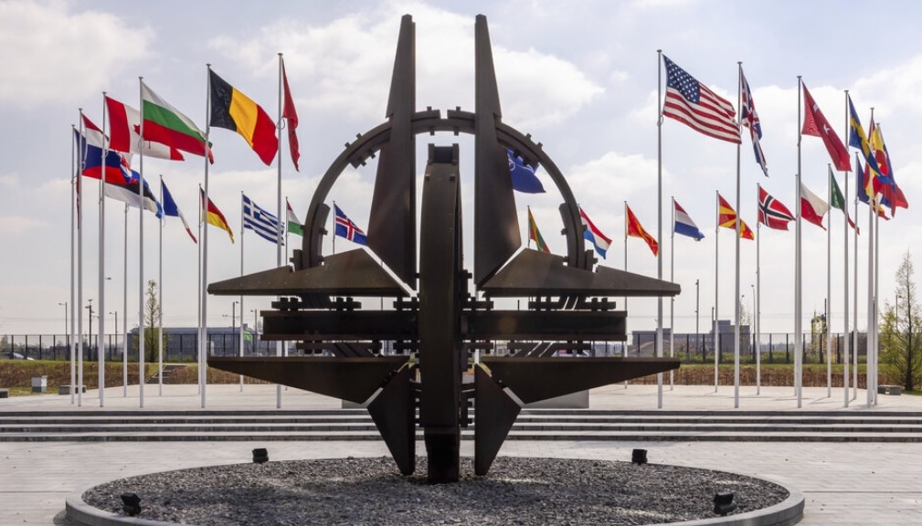 НАТО обяви днес че е започнала да укрепва присъствието си в Арктика Мисията е