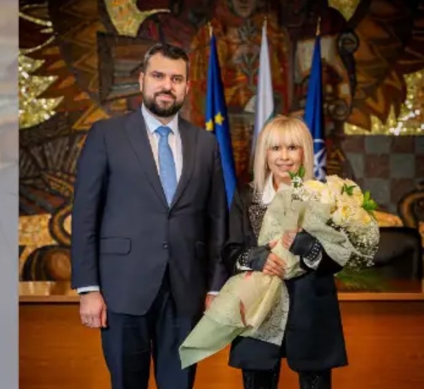 Примата на българската попмузика Лили Иванова получи почетния знак Златна