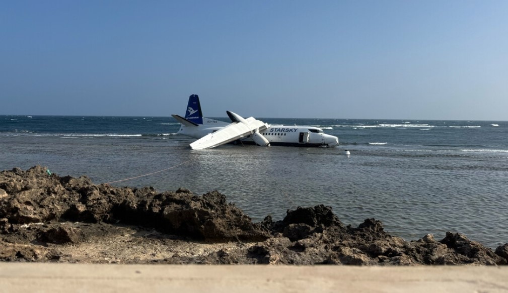 Пътнически самолет излезе от пистата при аварийно кацане в Сомалия