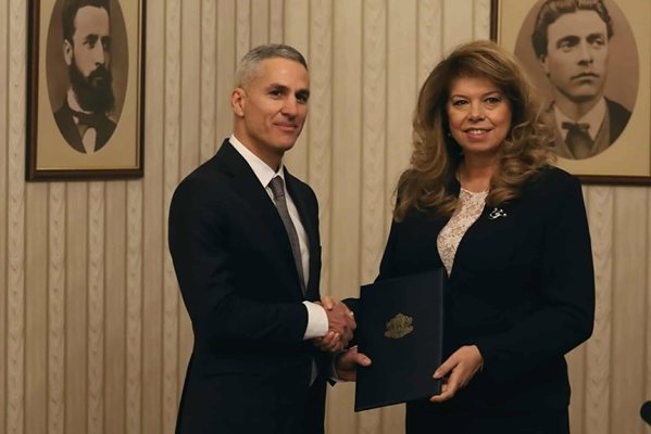 Президентът Илияна Йотова връчи папката с мандата за съставяне на служебно правителство
