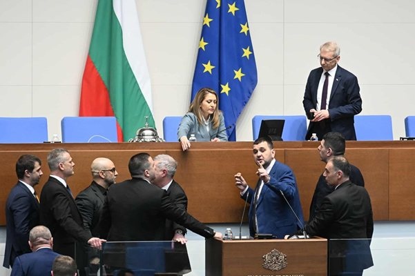 С бурен скандал заради шестте трупа от случая Петрохан започна