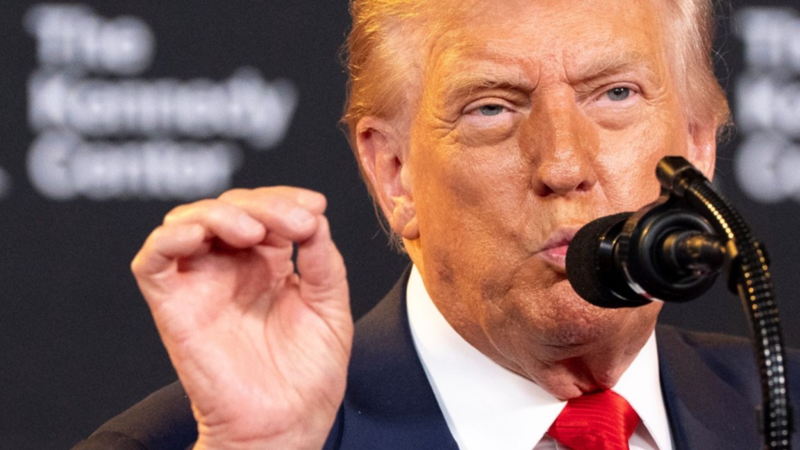 Президентът на САЩ Доналд Тръмп обмисля да намали част от