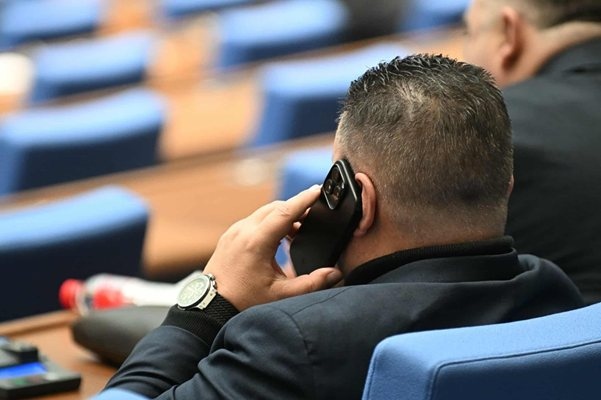 Депутатите премиерът и президентът ще получават вече с 9 09