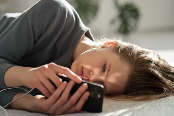 Поколението Z израсна с телефон в ръка и беше първото