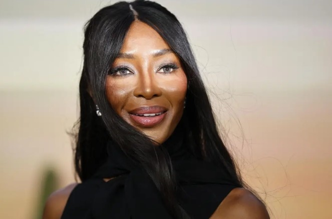 Супермоделът от 90 те години Наоми Кембъл позира за снимка