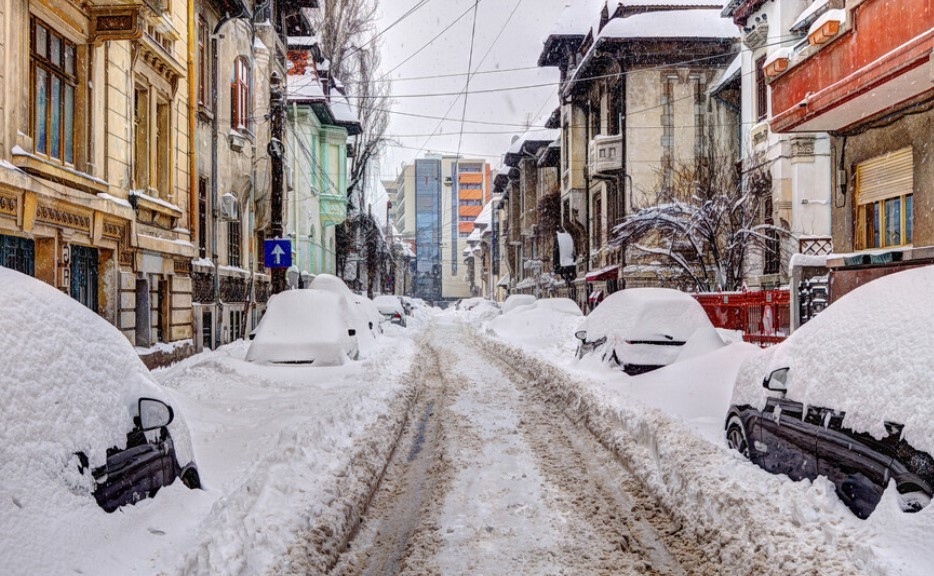 Снежни бури парализираха въздушния транспорт затвориха пътища и училища и