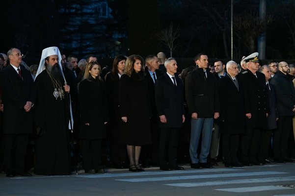 С възпоменателна церемония но малко зрители в центъра на София