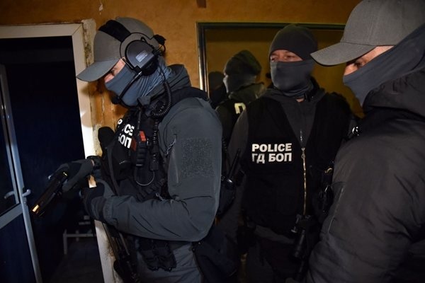 Трима мъже са арестувани за сексуална експлоатация при спецоперация на Главна