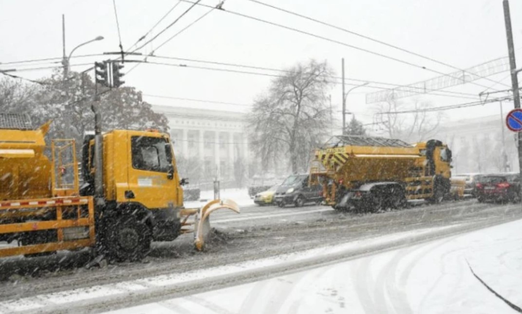 Обработки срещу заледяване на уличната мрежа започнаха в София след