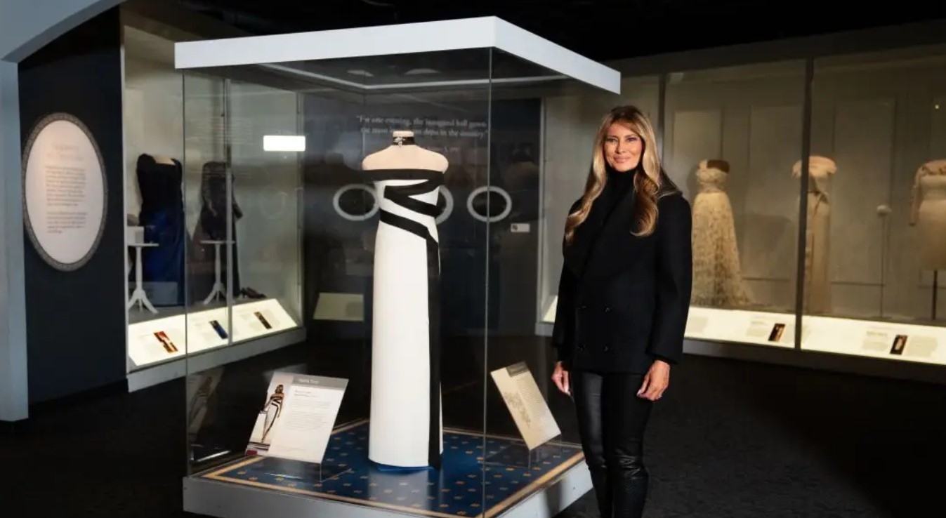 Първата дама на САЩ Мелания Тръмп дари роклята която носи