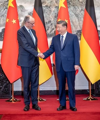 Германският канцлер Фридрих Мерцпризова китайското правителство да използва влиянието си върху