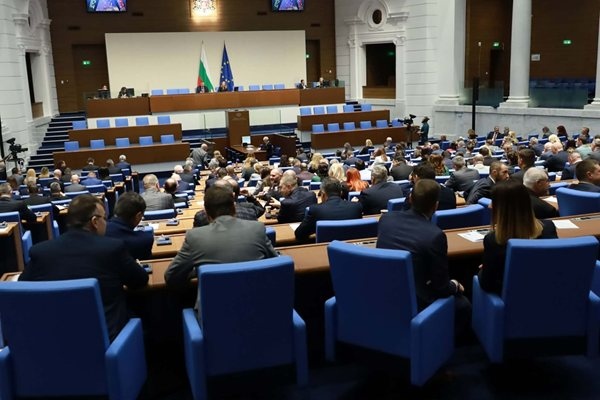 25 рокади в парламентарните комисии направи днес в парламента за