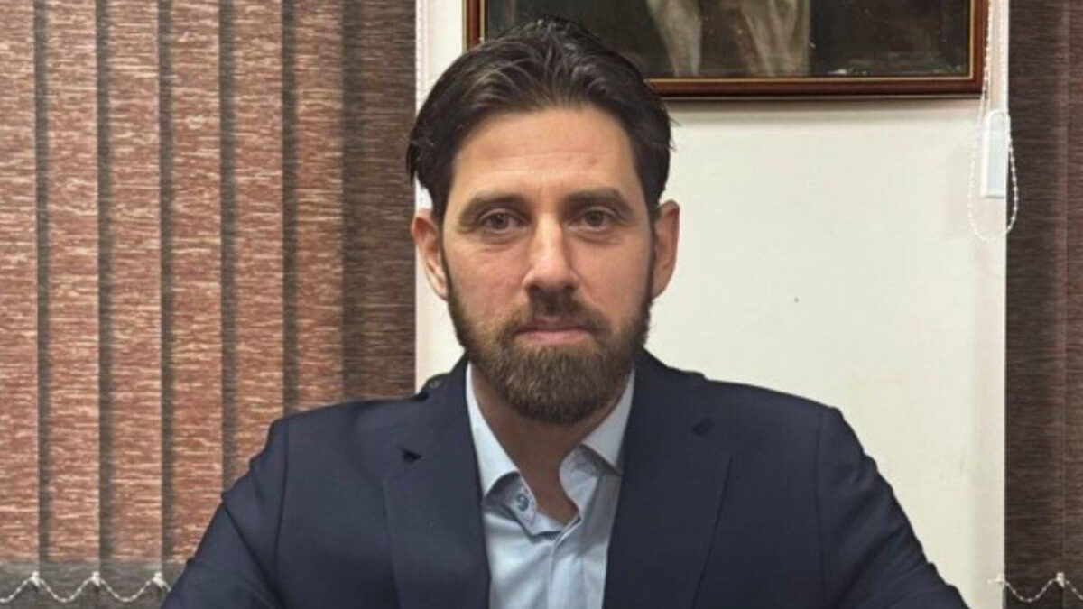 Ангел Мавровски е бил практикуващ частен ветеринарен лекар регистриран в