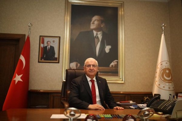Министърът на отбраната на Турция Яшар Гюлер заяви снощи че