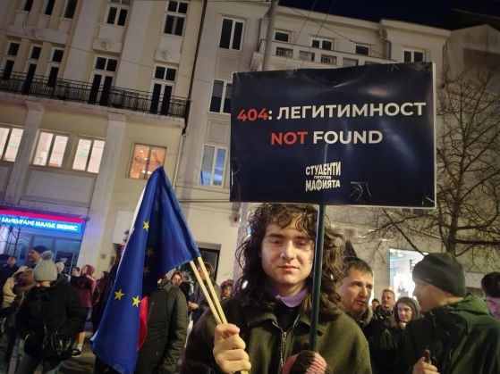 Граждани се събраха на пореден протест под надслов СарафOFF уволнен