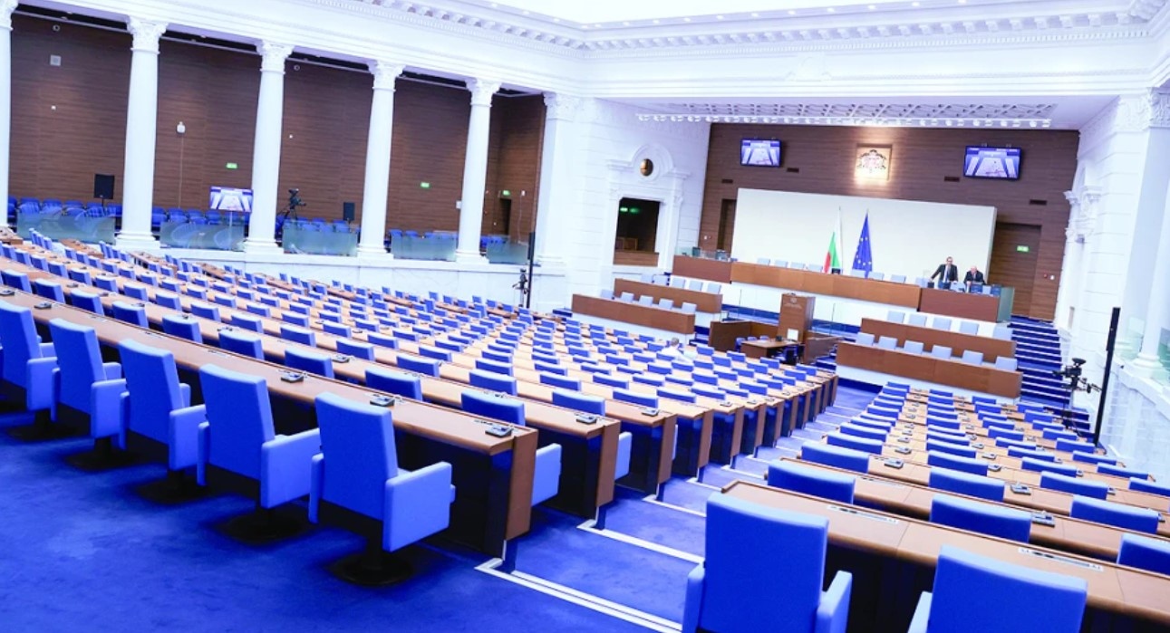 Три дни преди официалния краен срок партиите обявиха някои