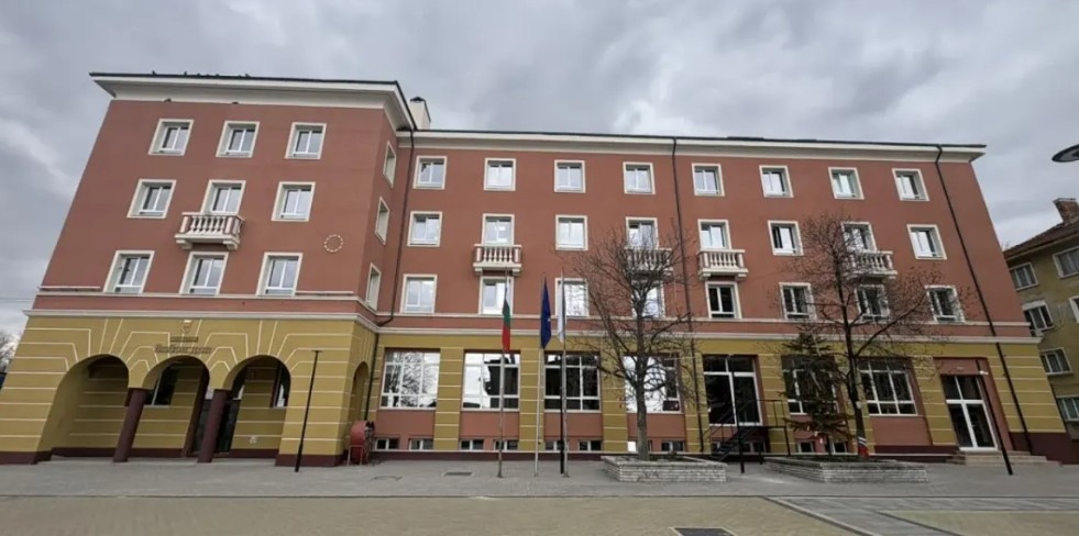 Енергийното обновяване на Общинската администация в гр Бобов дол се