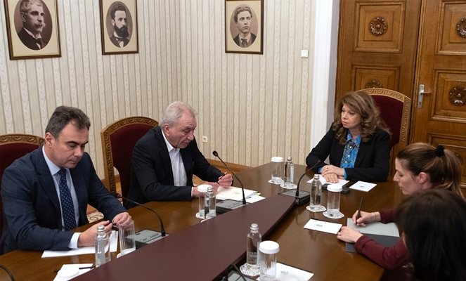 Президентът Илияна Йотова разговаря на Дондуков 2 с ръководството на Комисията за