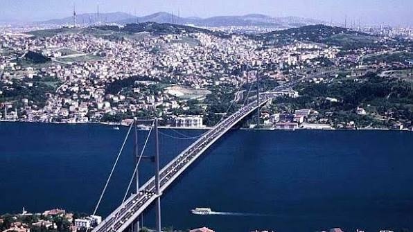 Танкер за суров петрол е бил атакуван с морски и