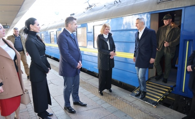 Българска делегация водена от министър председателя Андрей Гюров пристигна в Киев