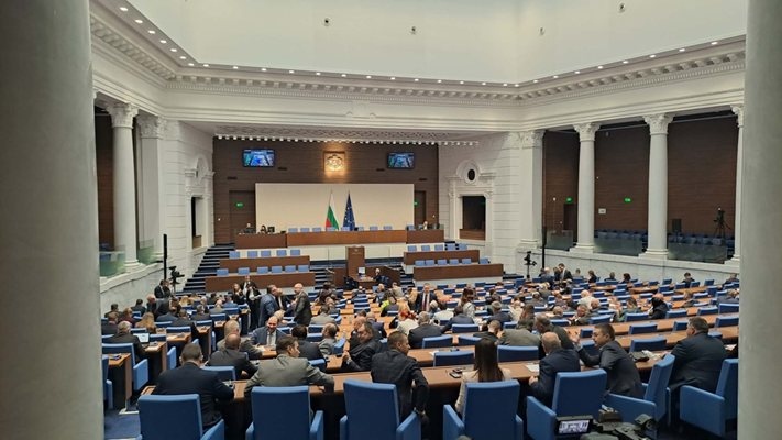 182 депутати се регистрираха за участие в извънредното заседание на