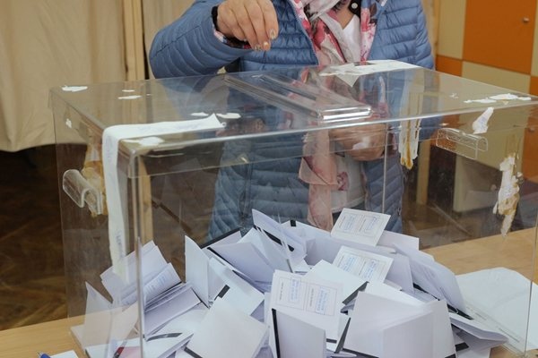 Близо 53 са заявили че ще гласуват на предсрочните парламентарни