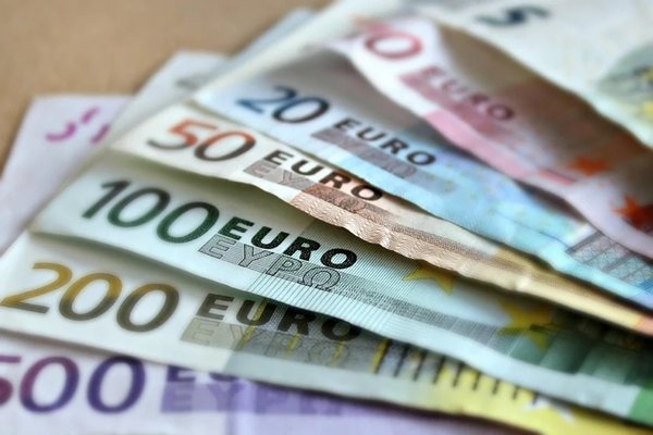 Курсът на еврото нарасна с почти 1 процент спрямо щатския