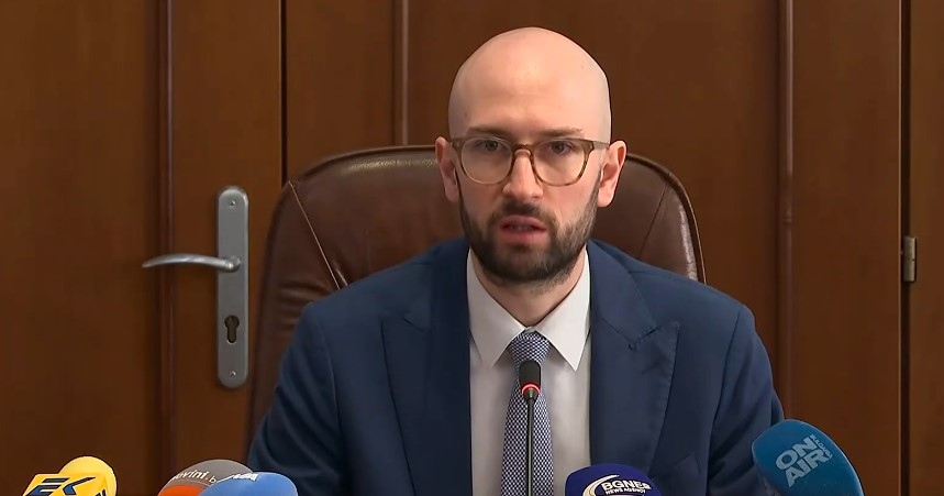 Министерството на финансите ще публикува пълна база данни с всички