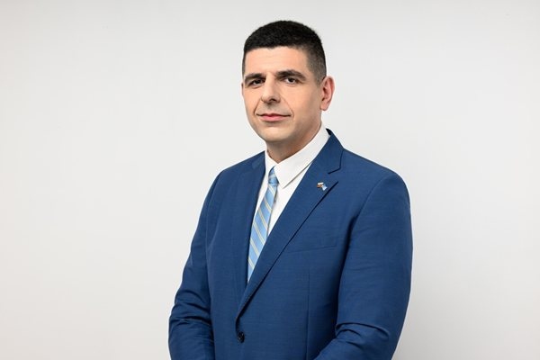 С машина избра да гласува съпредседателят на Да България  Ивайло Мирчев тази