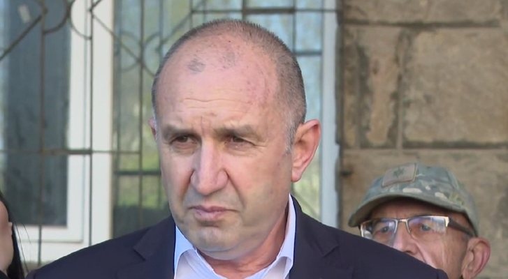 Лидерът на  Прогресивна България  Румен Радев упражни правото си на глас с машина в