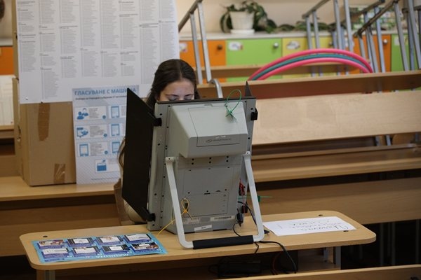 В над 50 секции машините за гласуване дават дефект и