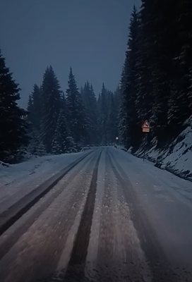 Сняг валя в проходите Превала и Пампорово  
Снимки и видеа в