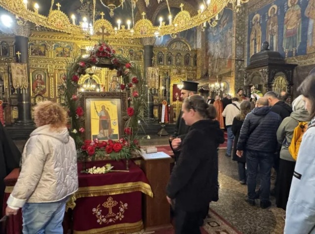 Стотици жители и гости на столицата се стекоха в митрополитския