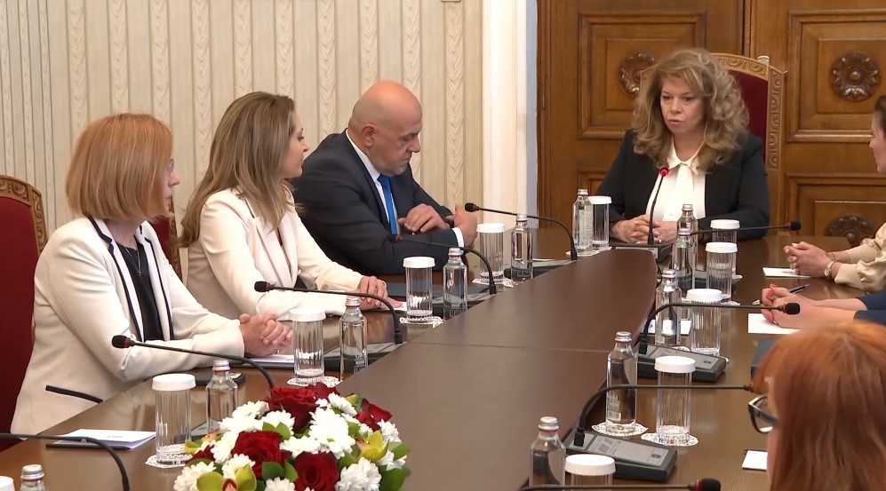 Втората политическа сила в 52 рото Народно събрание ГЕРБ СДС пристигна