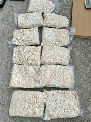 Голямо количество наркотични вещества е иззето от дома на постоянно