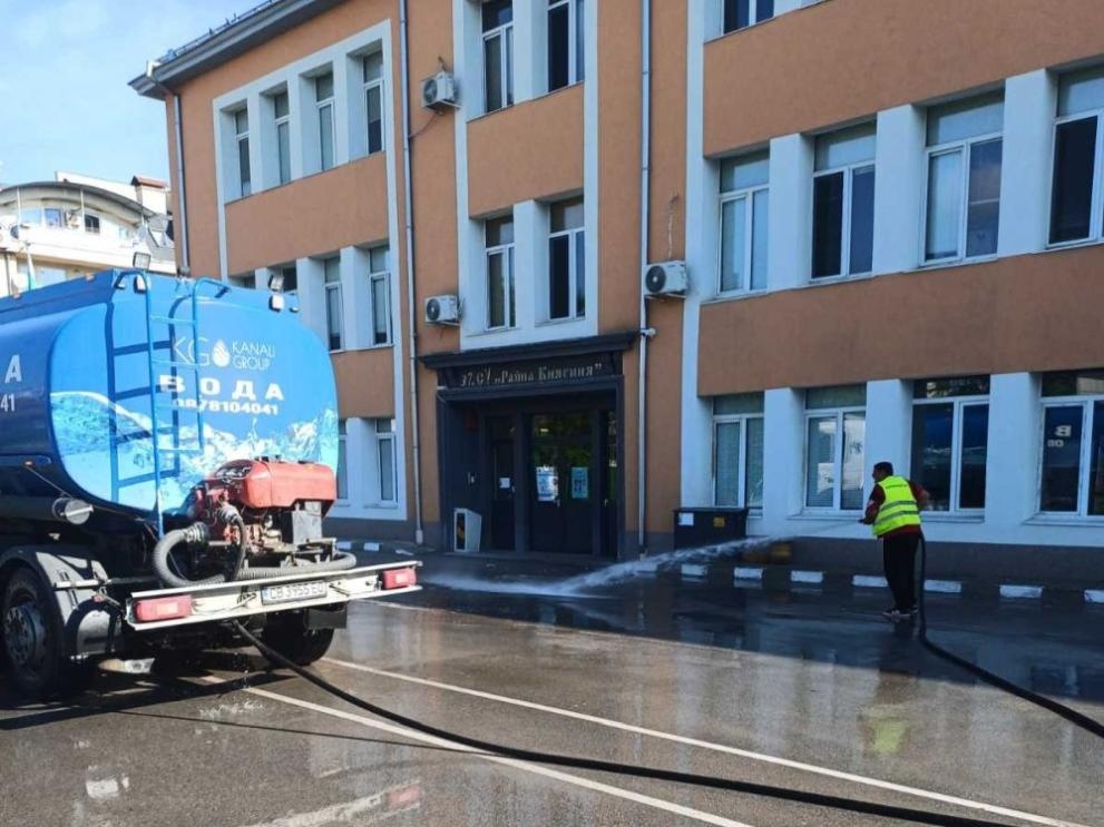 Столична община продължава миенето на уличната мрежа с автоцистерни след