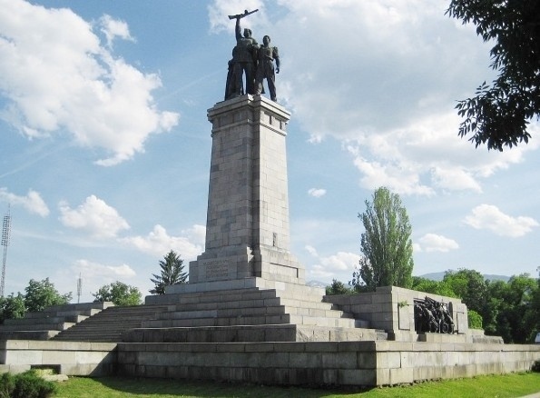 Демонтажът на Паметника на Съветската армия трябва да продължи а