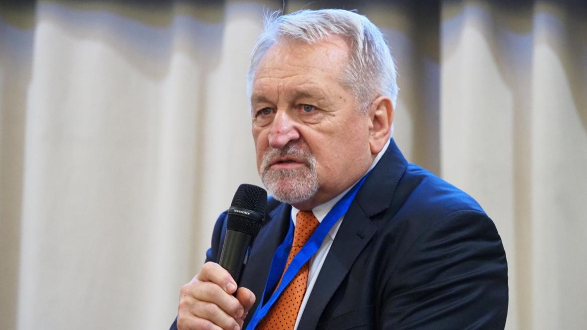 Явор Дачков разговаря с енергийния експерт и председател на Българския