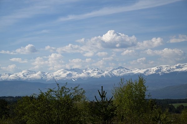 Шарено време с малко слънце облаци дъжд ту топло ту
