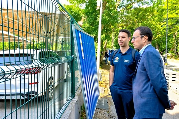 Столичната община започна премахване на 6 метални чадъра в автокъща
