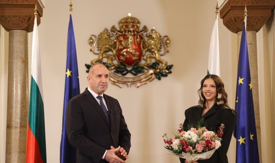 Премиерът Румен Радев посрещна в Министерския съвет с певицата DARA