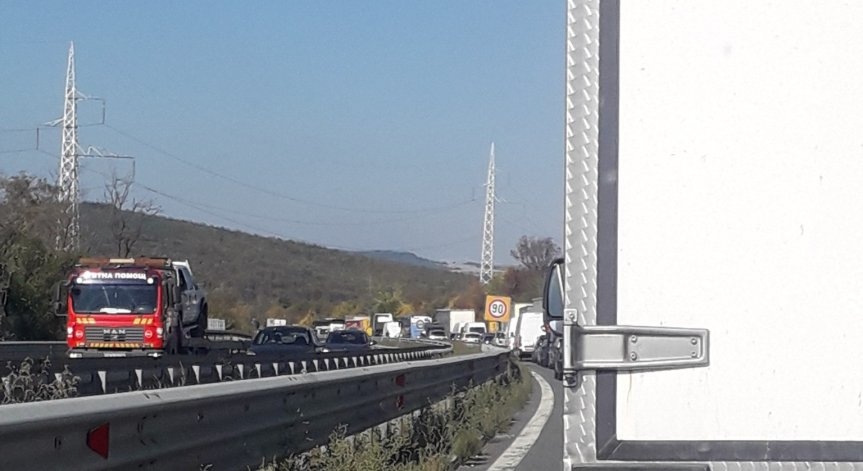 Няколко катастрофи затрудниха движението по АМ Тракия в петък Камион се