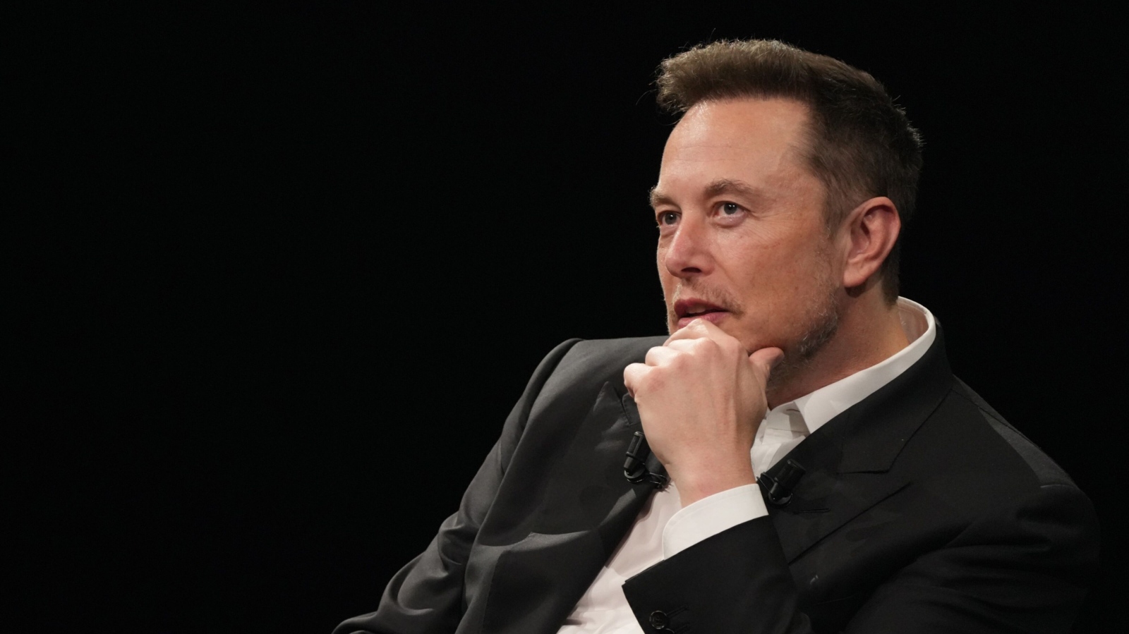 Генералният директор на компаниите Tesla и SpaceX Илон Мъск остава
