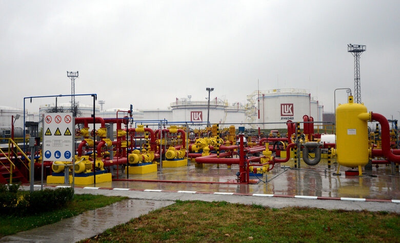 Лукойл Нефтохим Бургас удържа цените на петрола за своя сметка